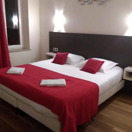 Hotel Logis Le Provencal Euville Esterno foto